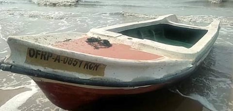 கரை ஒதுங்கியுள்ள இலங்கைப் படகு.