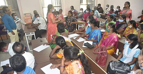 சென்னை நுங்கம்பாக்கம் பெண்கள் மேல்நிலைப்பள்ளியில் ஞாயிற்றுக்கிழமை நடைபெற்ற பள்ளி மேலாண்மைக் குழு கூட்டத்தில் பங்கேற்ற பெற்றோர்கள்