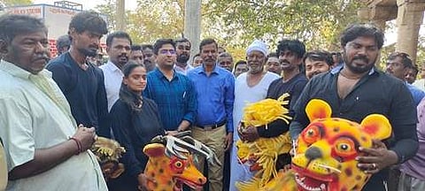 உலக தண்ணீர் தினத்தில் விழிப்புணர்வு நாடகம் நடத்திய கூத்துப்பட்டறையினருடன் மாவட்ட ஆட்சியர் விஷ்ணு, ஓவியர் சந்ரு உள்ளிட்டோர்.