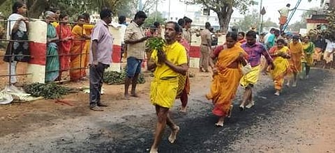 பெருமாநல்லூர் கொண்டத்துக்காளியம்மன் கோயில் குண்டம் திருவிழா: ஆயிரக்கணக்கானோர் பங்கேற்பு