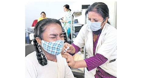 கரோனா 4-ஆவது அலை குறித்த ஆய்வுகள் தீவிரம்: மத்திய அரசு