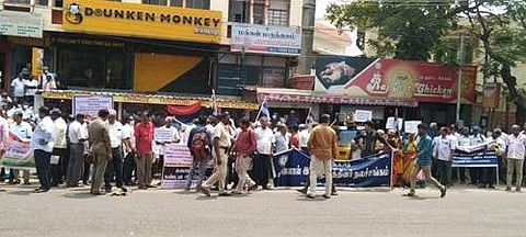 திருச்சி கேண்டீனில் முறைகேடா? முன்னாள் ராணுவத்தினர் ஆர்ப்பாட்டம்