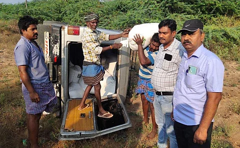 போடியிலிருந்து கேரளத்துக்கு கடத்த முயன்ற 1,500 கிலோ ரேசன் அரிசி பறிமுதல்; துரத்தியதில் ஜீப் கவிழ்ந்தது!