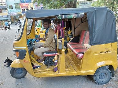 காவலா் தோ்வில் தோ்ச்சி பெற்ற ஆட்டோ ஓட்டுநா் கந்தன்.