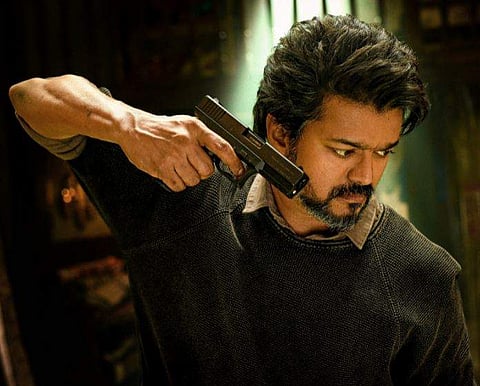 துப்பாக்கி பிடித்தபடி மாஸாக உள்ள விஜய்