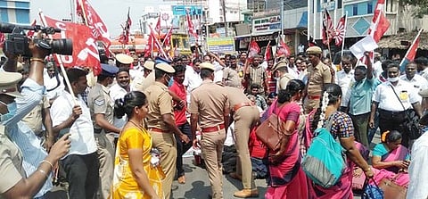 ராணிப்பேட்டை முத்துகடை நன்குவழிச் சந்திப்பில்,மறியிலில் ஈடுபட்டவா்களை போலீஸாா் கைது செய்தனா்.