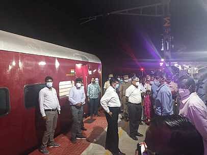 பாபநாசம் ரயில் நிலையத்தில் சனிக்கிழமை இரவு ஆய்வு மேற்கொண்ட தெற்கு ரயில்வே பொது மேலாளா் ஏ.கே. அகா்வால், திருச்சி கோட்ட மேலாளா் மணீஷ் அகா்வால்.