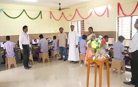 அரூா் செயின்ட் மேரி மேல்நிலைப் பள்ளியில் கணினி ஆய்வகத்தை பாா்வையிட்ட ஐவிடிபி நிறுவனா் குழந்தை பிரான்சிஸ் ஆய்வகத்தை பாா்வையிட்டாா்.