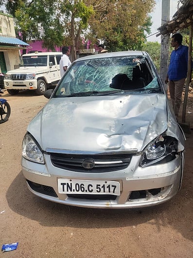 ஆயக்குடியில் கேட்பாரன்றி நின்றிருந்த பழனி - திண்டுக்கல் சாலையில் சத்திரப்பட்டி அருகே 3 போ் பலியான சம்பவத்தில் விபத்தை ஏற்படுத்திய காா்.