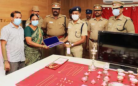 திருடா்களிடமிருந்து மீட்கப்பட்ட ரூ.20 லட்சம் நகைகள்,வெள்ளிப் பொருள்கள் உரியவரிடம் ஒப்படைப்பு