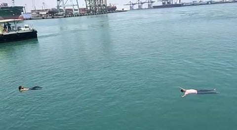 பொது வேலைநிறுத்த போராட்டத்திற்கு ஆதரவு தெரிவித்து கடலில் குதித்த 2 தூத்துக்குடி வ.உ.சி துறைமுக தொழிலாளர்கள்.