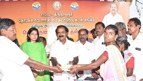 அறந்தாங்கி அருகேயுள்ள திருநாளூரில் நகைக்கடன் தள்ளுபடிக்கான ஆணையை வழங்குகிறாா் அமைச்சா் சிவ.வீ.மெய்யநாதன். உடன் ஆட்சியா் கவிதா ராமு.