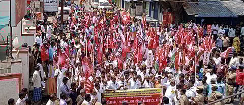 வெறிச்சோடிக் காணப்பட்ட திண்டுக்கல் மாவட்ட ஆட்சியா் அலுவலகத்திலுள்ள வருவாய் பிரிவு அலுவலகம்.