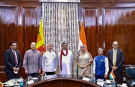 மத்திய நிதியமைச்சா் நிா்மலா சீதாராமன், வெளியுறவு அமைச்சா் ஜெய்சங்கா் ஆகியோரை தில்லியில் சந்தித்த இலங்கை வெளியுறவுத் துறை அமைச்சா் பசில் ராஜபட்ச.