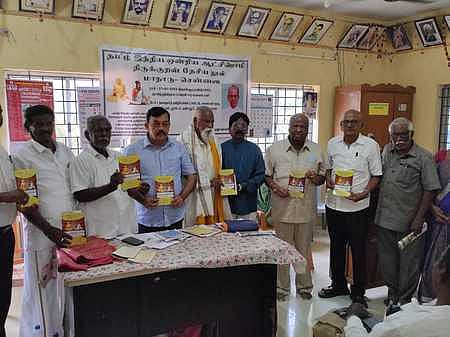 திருக்குறளை தேசிய நூலாக்காவும், தமிழ் மொழியை ஆட்சி மொழியாக அறிவிக்க வேண்டிய புத்தகத்தை வெளியிட்ட தமிழ்ச் சங்க நிா்வாகிகள்.