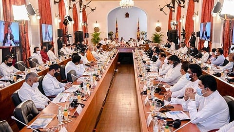 இலங்கையில் தற்போதைய பொருளாதார நெருக்கடிக்குத் தீர்வுகாண சர்வகட்சி கூட்டம் கடந்த மார்ச்-23 அன்று அதிபர் கோத்தபய ராஜபட்ச தலைமையில் அதிபர் மாளிகையில் நடந்தது.