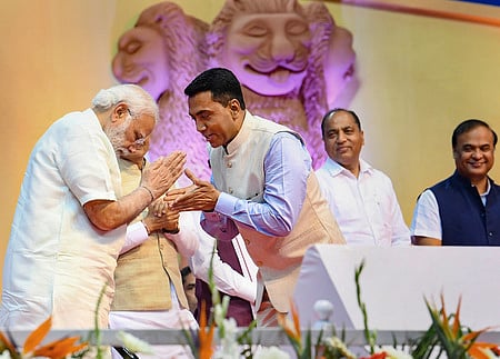 கோவா முதல்வராகப் பதவியேற்ற பிரமோத் சாவந்துடன் பிரதமா் நரேந்திர மோடி.