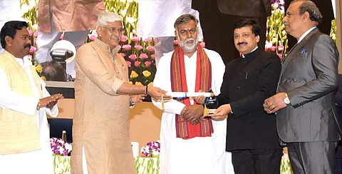 மத்திய ஜல்சக்தி துறை அமைச்சர் கஜேந்திர சிங் ஷெகாவத்திடம் இருந்து விருதைப் பெறுகிறார் தமிழக நீர்வளத் துறை அரசு கூடுதல் தலைமைச் செயலாளர் டாக்டர். சந்தீப் சக்சேனா, இ.ஆ.ப.