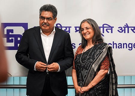 செபி தலைவா் மாதபி ராஜிநாமா செய்ய வலியுறுத்தி பணியாளா்கள் போராட்டம்