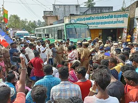 பாலூரில் விசிகவினர் சாலை மறியல்.