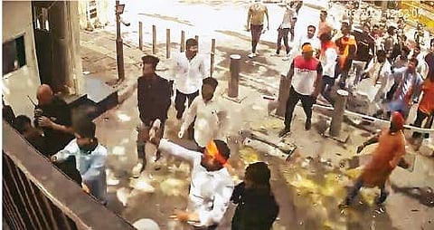  தில்லியில் முதல்வர் அரவிந்த் கேஜரிவால் வீட்டின் உள்ளே நுழையும் நபர்கள். (சிசிடிவி பதிவு)