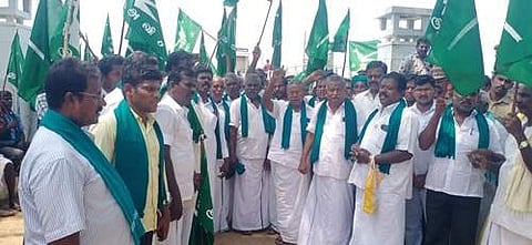 மானாமதுரையில் பார்த்திபனூர் மாதகு அணை முன்பு மணல் குவாரிகள் அமைக்கப்படுவதை எதிர்த்துப் போராட்டம் நடத்திய விவசாயிகள்.