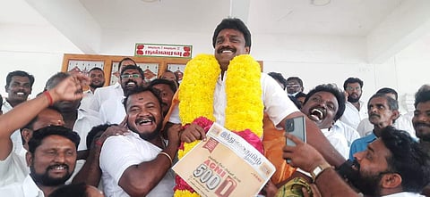 தஞ்சாவூர் மேயராக வெற்றி பெற்ற சண். ராமநாதனை தூக்கிக் கொண்டாடும் அவரது ஆதரவாளர்கள்.