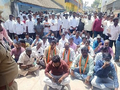 ஆம்பூரில் திமுக நகர்மன்றத் தலைவர் போட்டி வேட்பாளருக்கு ஆதரவாக தேர்தலை நடத்த வலியுறுத்தி போராட்டத்தில் ஈடுபட்ட அனைத்து கட்சி நிர்வாகிகள்.
