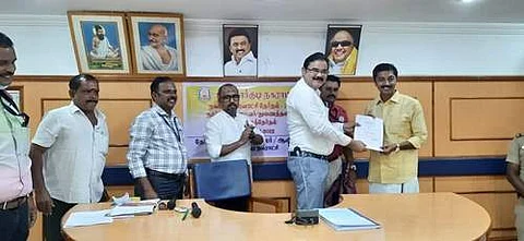 மன்னார்குடி நகர்மன்றத் தலைவராக போட்டியின்றி தேர்வு செய்யப்ப்ட்ட திமுகவை சேர்ந்த மன்னை த.சோழ ராஜனுக்கு அதற்கான சான்றிதழ் வழங்குகிறார் தேர்தல் நடத்தும் அலுவலர் கே. சென்னுகிருஷ்ணன்.