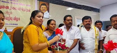 திருவாரூரில் அதிமுக சார்பில் வெற்றி பெற்ற கலியபெருமாள்-மலர்விழி தம்பதியினர் நகர்மன்றத் தலைவர் புவனபிரியாவுக்கு மலர் கொத்து கொடுத்து வாழ்த்து தெரிவிக்கின்றனர்.