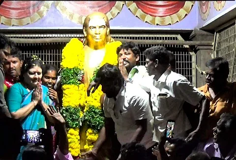 தேவர் சிலைக்கு மாலை அணிவிக்க சசிகலா மறுப்பு? தொண்டர்கள் போராட்டம்.. நடந்தது என்ன?