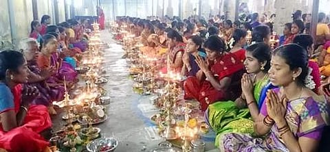 பெண்கள் பங்கேற்ற திருவிளக்கு பூஜை.