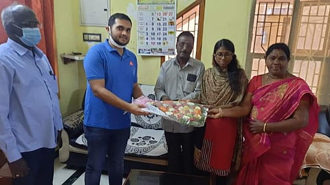 மாணவிக்கு பூங்கொத்து கொடுத்து வாழ்த்துத் தெரிவித்த ஆட்சியர்.