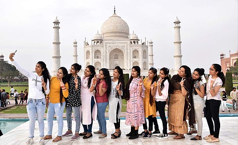 சர்வதேச மகளிர் தினத்தை முன்னிட்டு தாஜ்மஹால் முன் செல்ஃபிக்கு போஸ் கொடுத்த இளம் பெண்கள்.