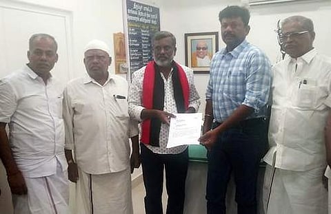 காங்கயம் நகராட்சி அலுவலகத்தில், தேர்தல் நடத்தும் அலுவலர் எஸ்.வெங்கடேஸ்வரனிடம் பதிவை விலகல் கடிதத்தை அளித்த காங்கயம் நகர்மன்ற துணைத் தலைவர் இப்ராகிம் கலிலுல்லா.