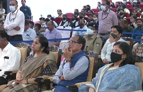 தேர்வு விவாத நிகழ்ச்சி: மாணவர்களுடன் பங்கேற்ற ம.பி. முதல்வர்