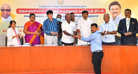 பத்திரிகையாளர்களுக்கு மருத்துவக் காப்பீடு அட்டை: சிறப்பு முகாமினை அமைச்சர்கள் தொடக்கிவைத்தனர்