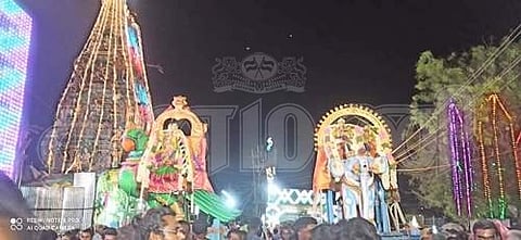 மானாமதுரையில் நடைபெற்று வரும் சித்திரை திருவிழாவில் ஆனந்தவல்லி அம்மன் கிளி வாகனத்திலும் சோமநாதர் சுவாமி யானை வாகனத்திலும் புறப்பாடாகி வீதி உலா வந்தனர்.