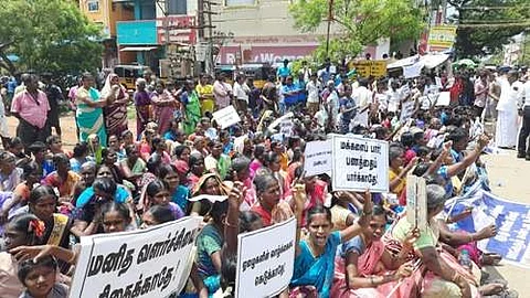 ஆர்ப்பாட்டத்தில் ஈடுபட்டுள்ள பள்ளி மாணவர்கள், மூன்று கிராம மக்கள்.