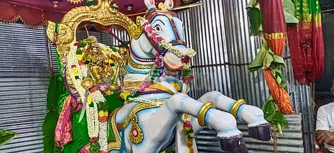 மானாமதுரை சித்திரை திருவிழாவில் கால்பிரிவு மண்டகப்படியில் குதிரை வாகனத்தில் எழுந்தருளி அருள் பாலித்த பிரியாவிடை சமேத சோமநாதர் சுவாமி