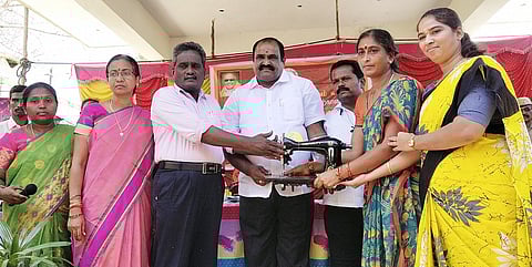  முகாமில்  பயனாளிக்கு  தையல்  இயந்திரம்  வழங்கிய  கோட்டாட்சியா்  சா.தனஞ்செயன்,  ஒன்றியக்  குழு  தலைவா்  என்.இ.சத்யானந்தம்.