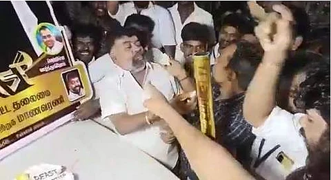 கேக் வெட்டி கொண்டாடிய  விஜய் ரசிகர்கள்