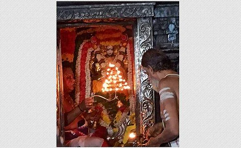 குருபெயர்ச்சியை முன்னிட்டு மூலவர் குருபகவான் சன்னதியில் இன்று அதிகாலை நடந்த மகா தீபாராதனை.