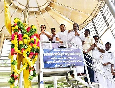 திருச்சி மத்திய பேருந்து நிலையம் அரிஸ்டோ ரவுண்டானா அருகே உள்ள அம்பேத்கர் திருவுருவ சிலைக்கு நகராட்சி நிர்வாகத் துறை அமைச்சருமான கே.என். நேரு மாலை அணிவித்து மரியாதை செலுத்தினர்.