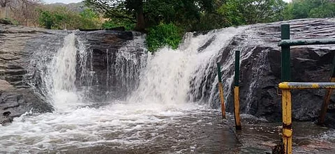கும்பக்கரை அருவியில் ஏற்பட்டுள் காட்டாற்று வெள்ளம்.