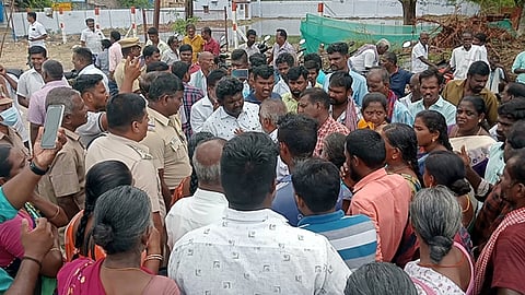 சாத்தூா் அருகே கா்ப்பிணியின் உடலை வாங்க மறுத்து 3 ஆவது நாளாக உறவினா்கள் போராட்டம்