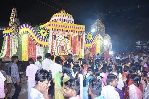 புஷ்ப பல்லக்கு விழாவில் புஷ்ப பல்லக்கில் எழுந்தருளி பக்தர்களுக்கு அருள்பாலித்த மகாமாரியம்மன். 
