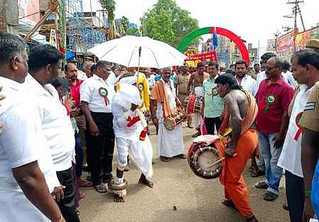 ராஜபாளையத்தில் சித்திரை வெண்குடை திருவிழாவில் வியாழக்கிழமை குதிரை வாகனத்தில் எழுந்தருளி பக்தா்களுக்கு அருள்பாலித்த நீா்காத்த அய்யனாா் சுவாமி.