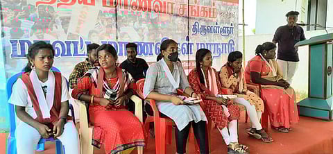 ஆரணியை அடுத்த பெரியபாளையத்தில் நடைபெற்ற மாணவிகள் சங்க மாநாட்டில் பங்கேற்றோா்.