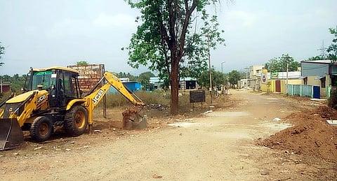 ஆம்பூா் அருகே விண்ணமங்கலம் தொழிற்பேட்டையில் நடைபெற்று வரும் மேம்பாட்டுப் பணிகள்.